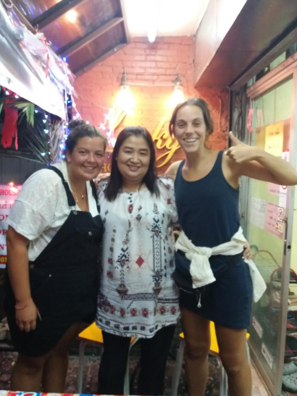 Lucky House Hostel Chiang Mai Bagian luar foto