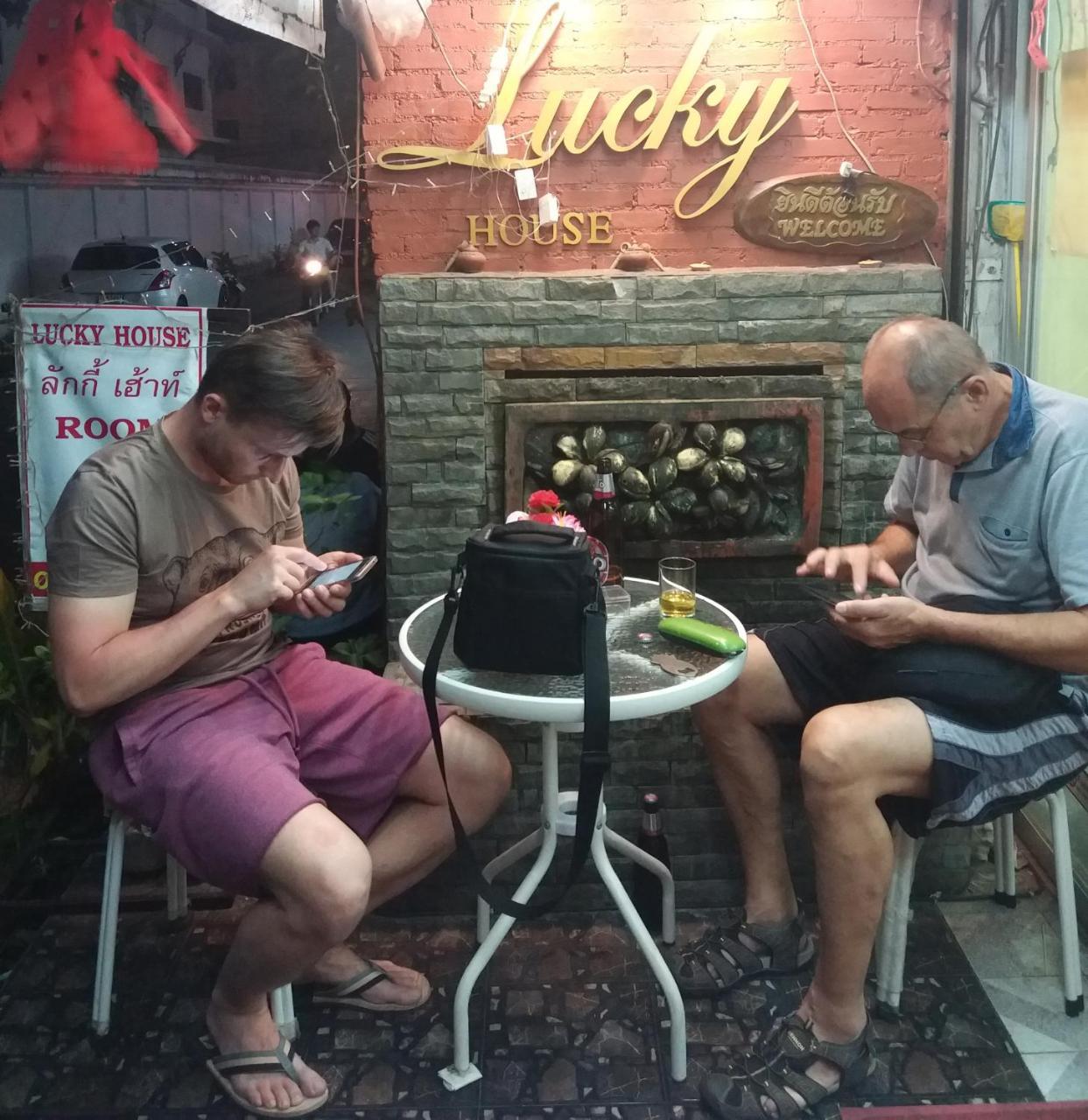 Lucky House Hostel Chiang Mai Bagian luar foto